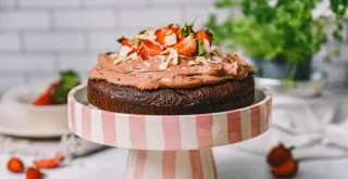 Dieser Schokokuchen ohne Mehl und Zucker haut einfach jeden um!